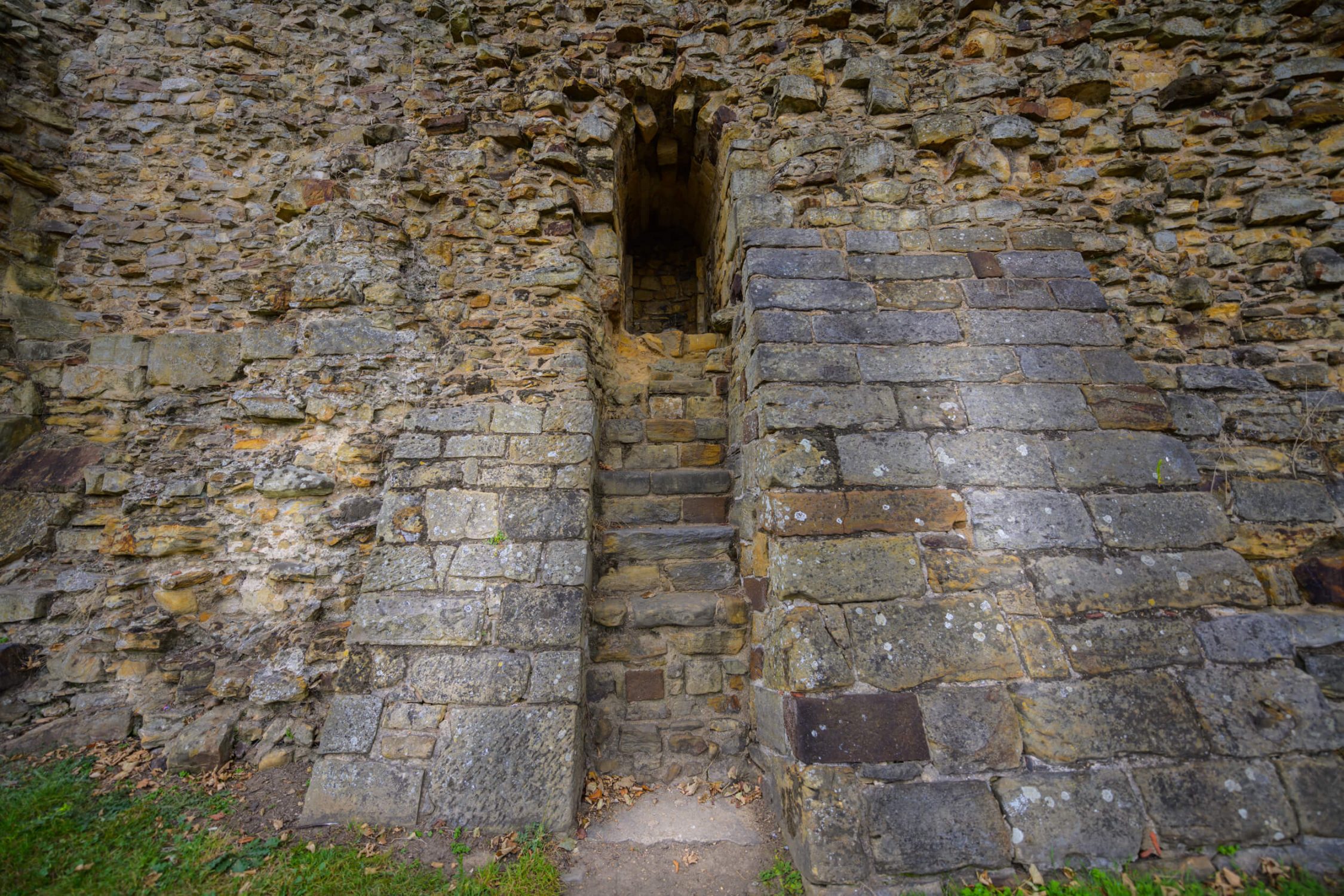 Tonbridge Castle walls